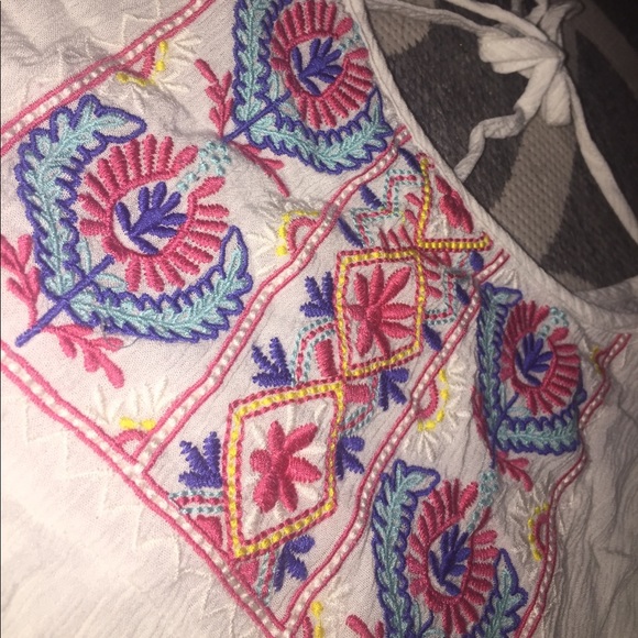 White blouse - Picture 3 of 3